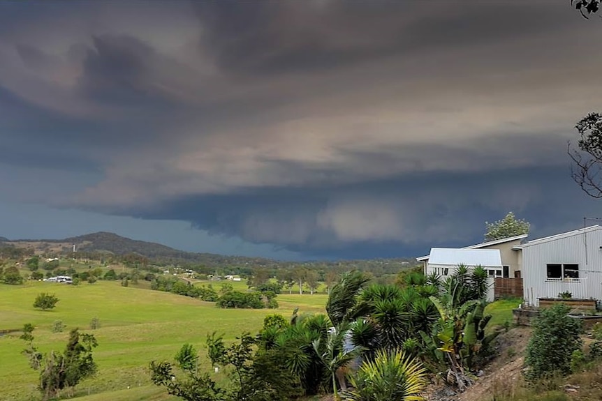 Storm cell approaching Gympie