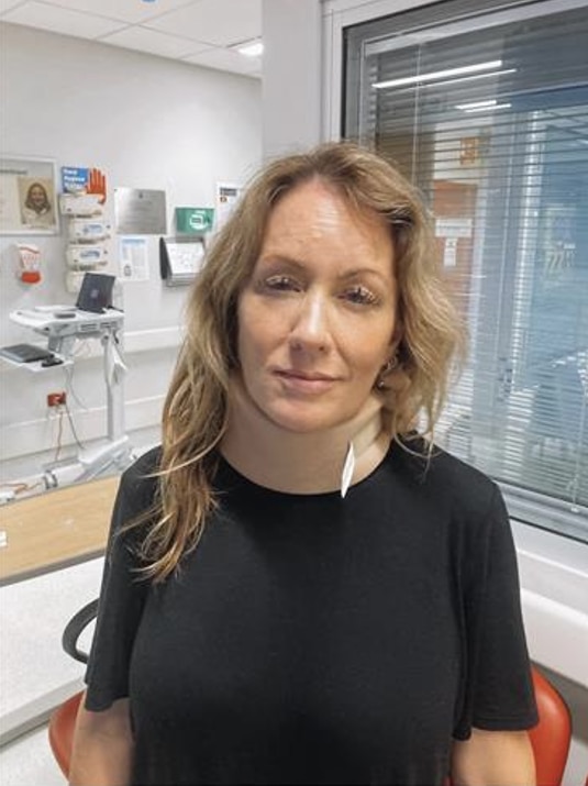 Abigail Boyd en una habitación de hospital con un collarín.