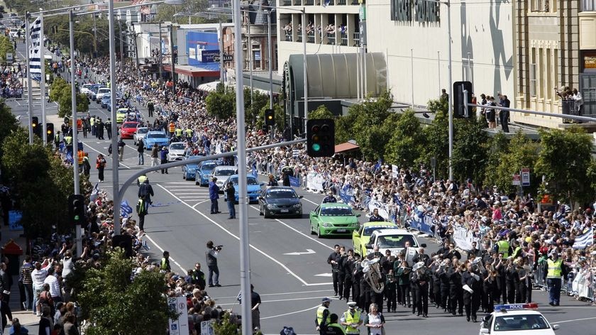 Fans tribute ... The Cats are honoured with a street parade down Malop Street in Geelong