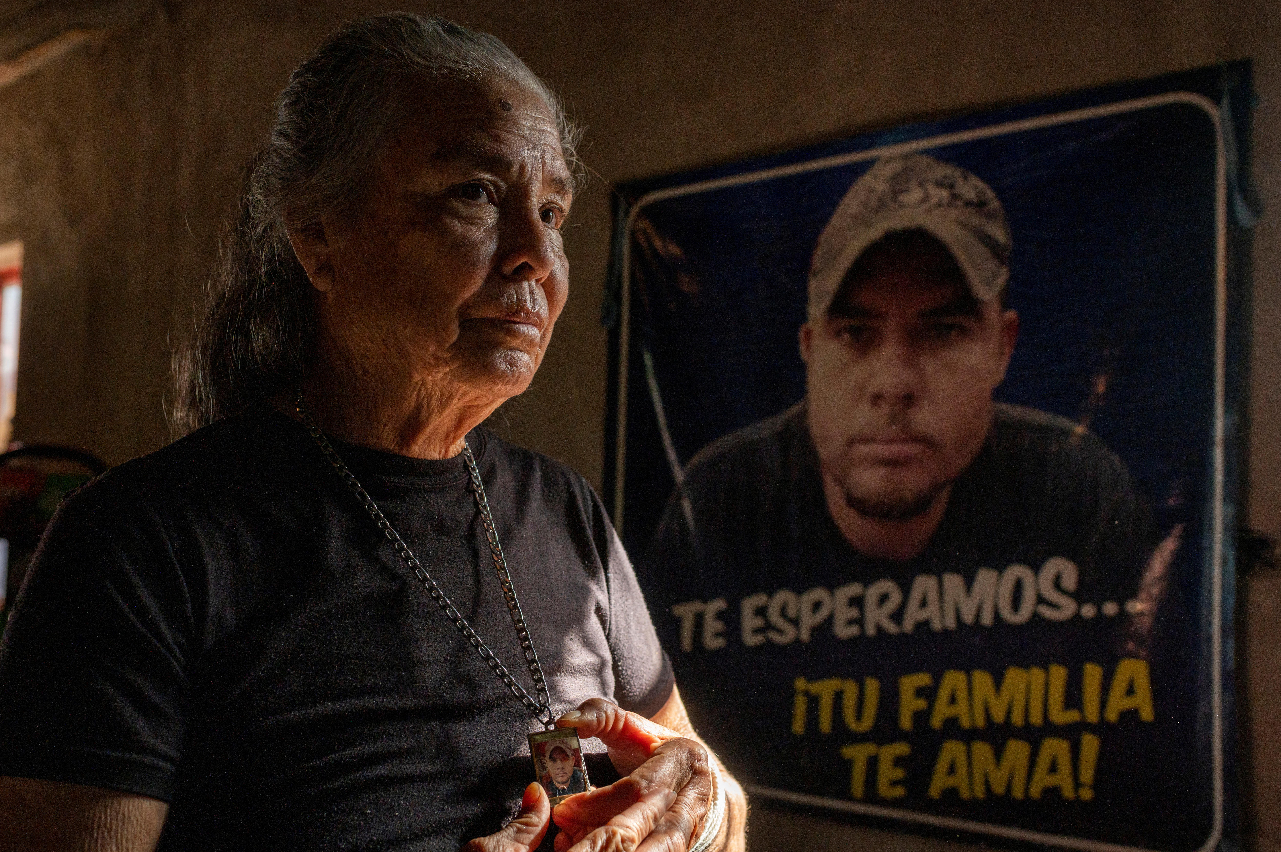 墨西哥母亲寻找失踪儿子的照片