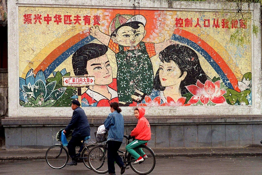 北京一幅宣传1979年至2015年间实施独生子女政策的壁画。