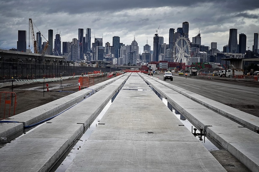 Construction en cours avec l'horizon de Melbourne en arrière-plan.