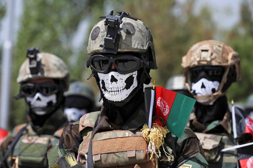新的阿富汗陆军特种部队成员戴着骷髅面具和军事装备参加毕业典礼。