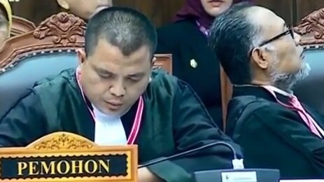 Tim kuasa hukum pemohon saat mendengar pertimbangan atas putusan hakim.