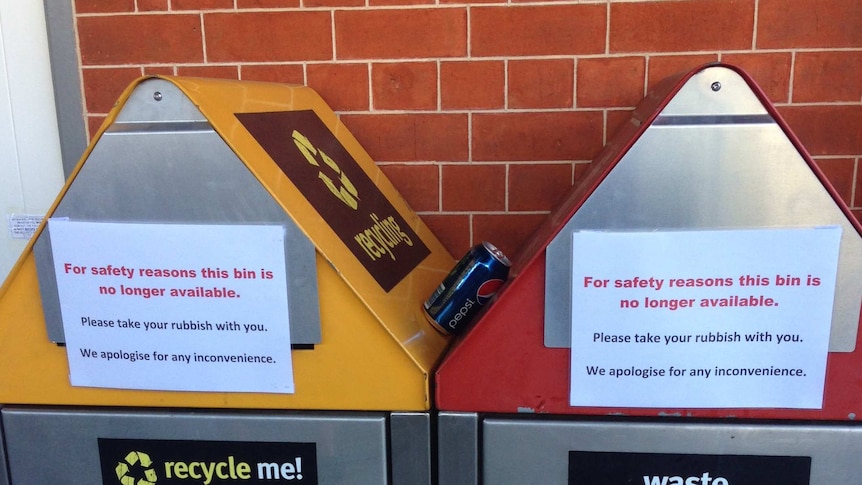 Sealed off rubbish bin