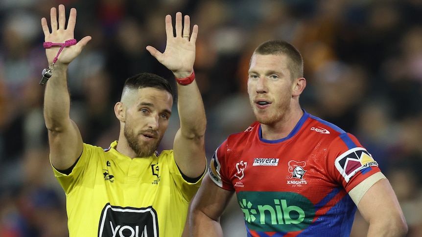 Les Newcastle Knights ont battu les Wests Tigers 34-18 alors que Jack Hetherington a encore une fois péché