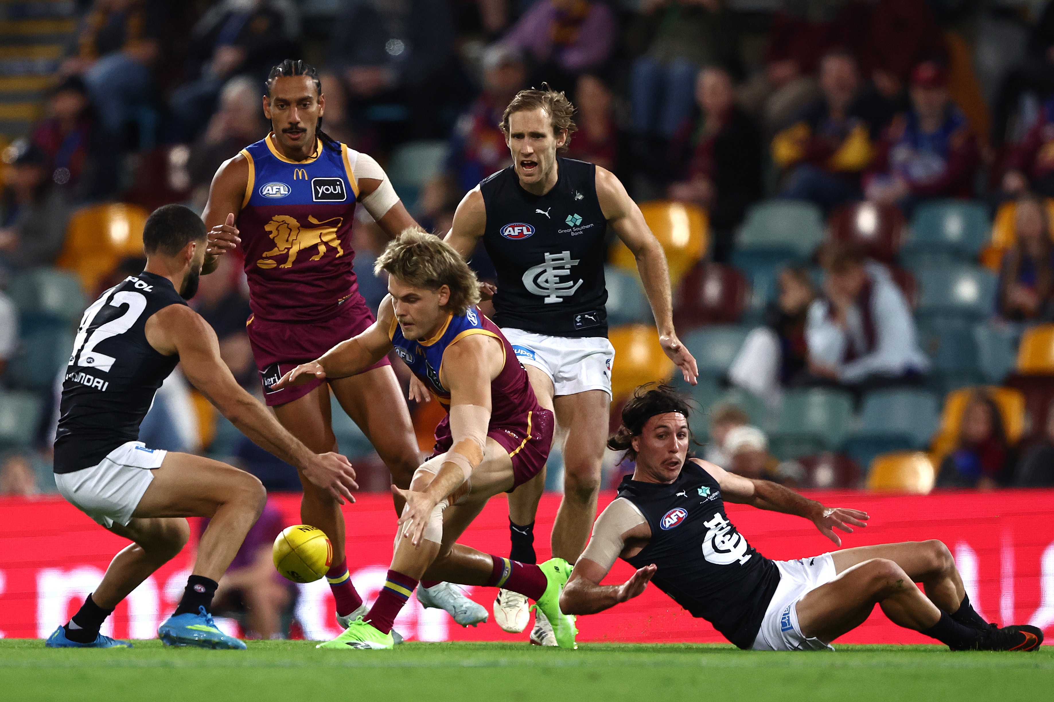 'I don't coach for my job': Voss defiant after latest loss, Dogs edge Port