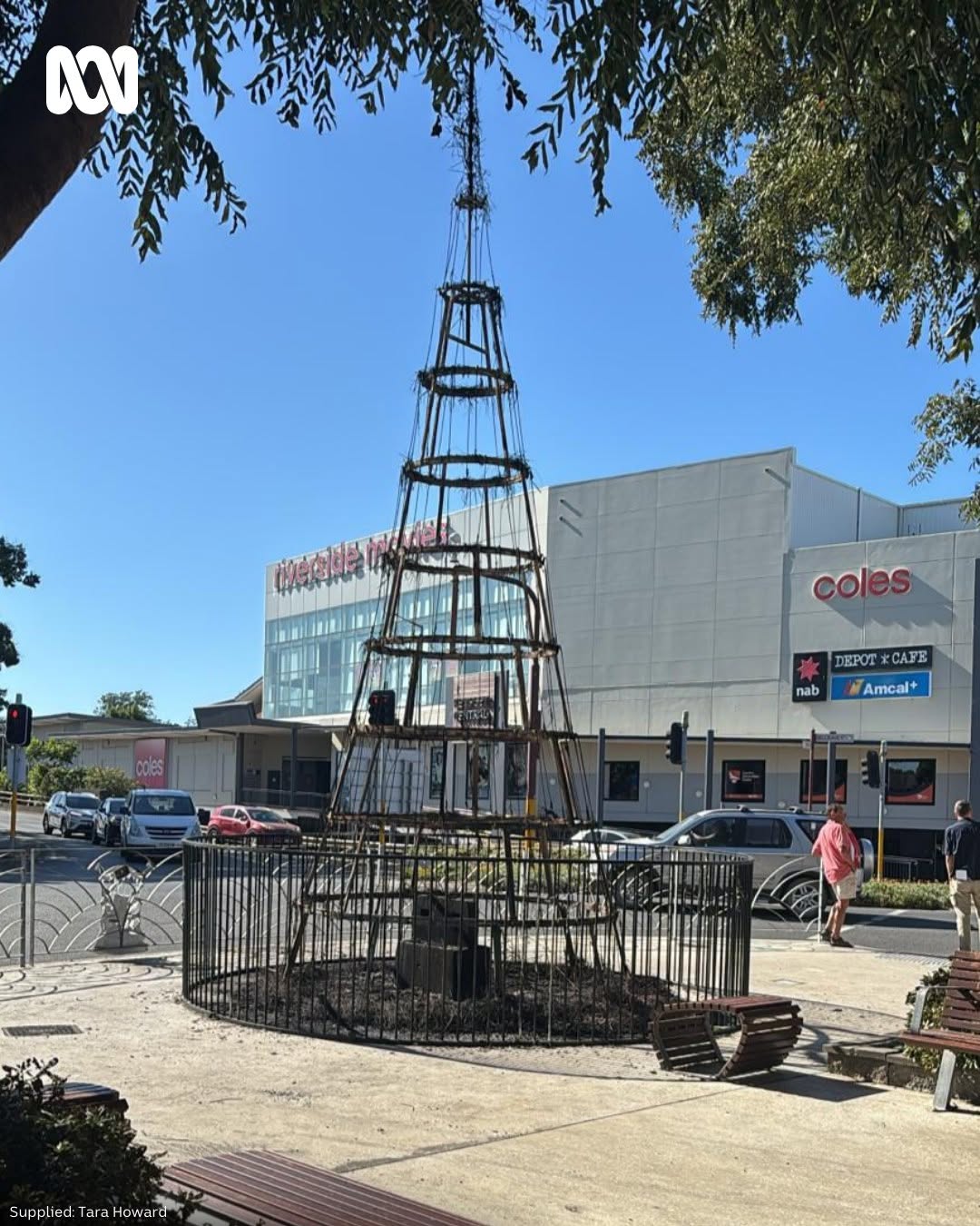 Woman charged after allegedly burning down Kempsey Christmas tree - ABC ...
