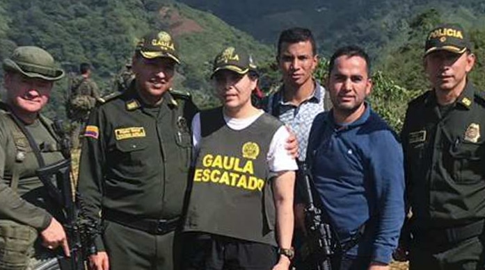 Melissa Martinez Garcia poses with 11 military men who rescued her from kidnappers in rural Colombia.