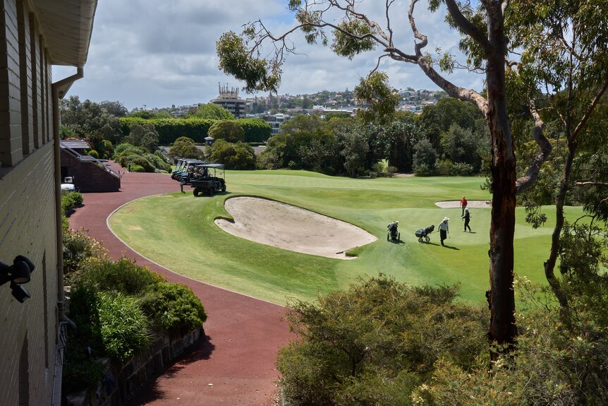 Un golfeur joue au Royal Sydney Golf Course à Rose Bay