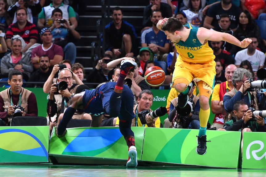 Dellavedova sends Paul George into the stands