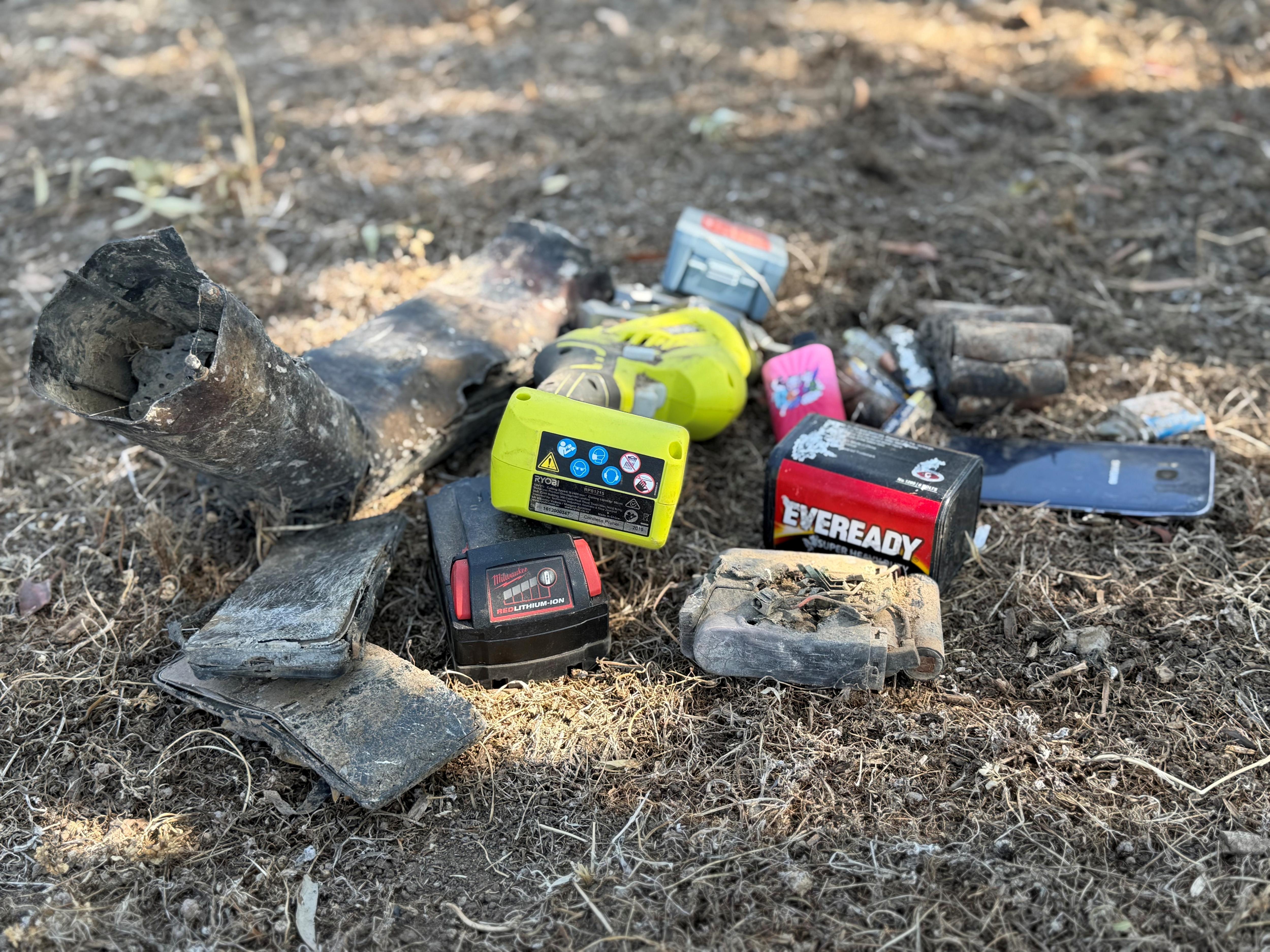 Várias baterias em uma área gramada. 