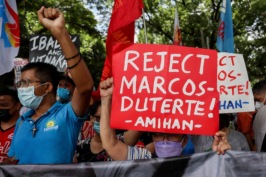 激进分子提出横幅，以抗议小费迪南德·马科斯（Ferdinand Marcos Jr.）的选举。