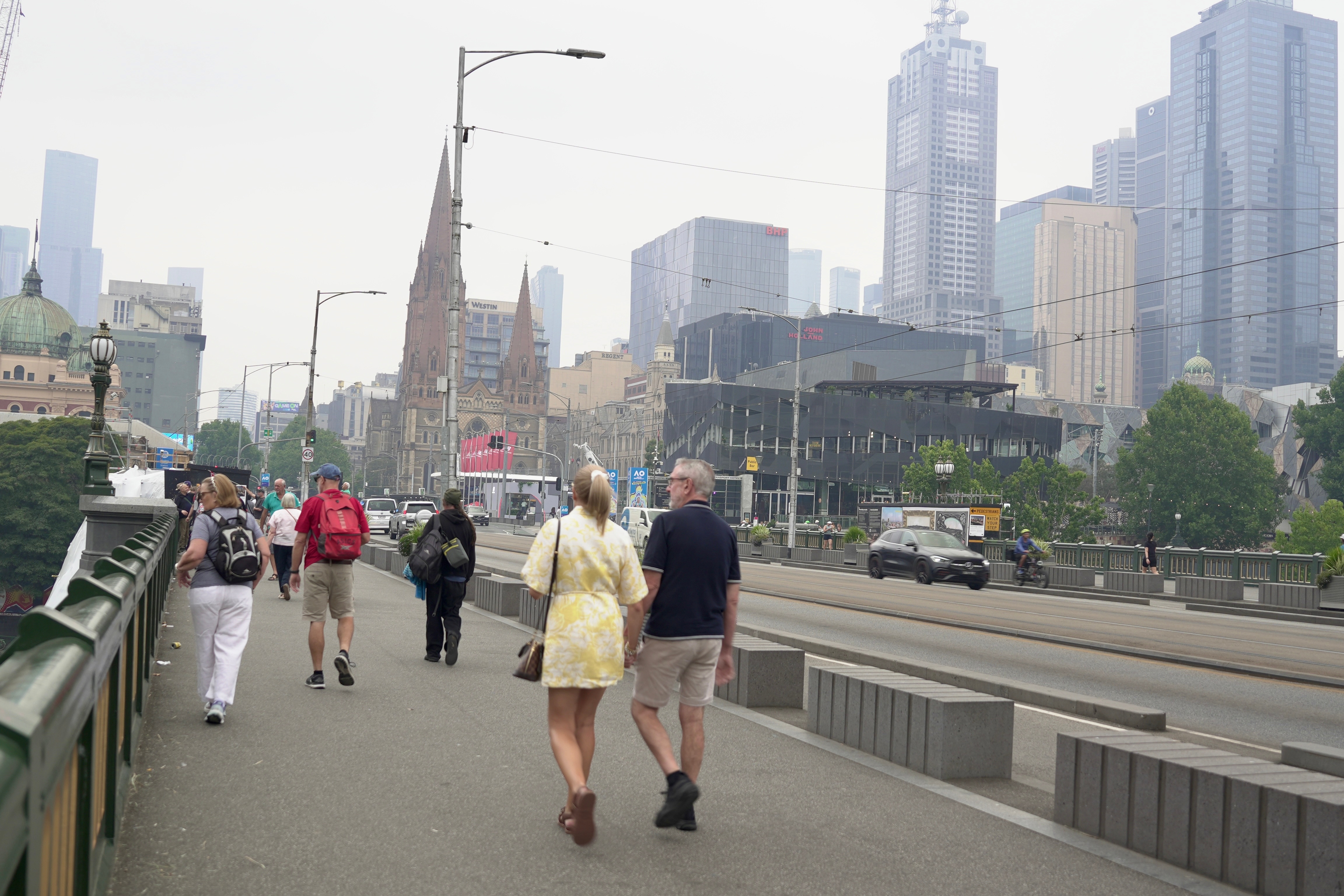 Un hombre y un hombre caminan por el CBD. 