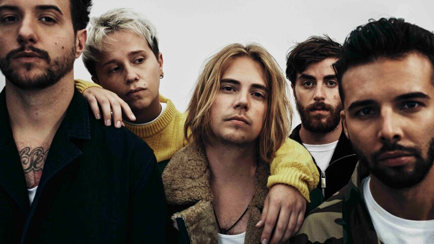 Image of Nothing But Thieves stood close together
