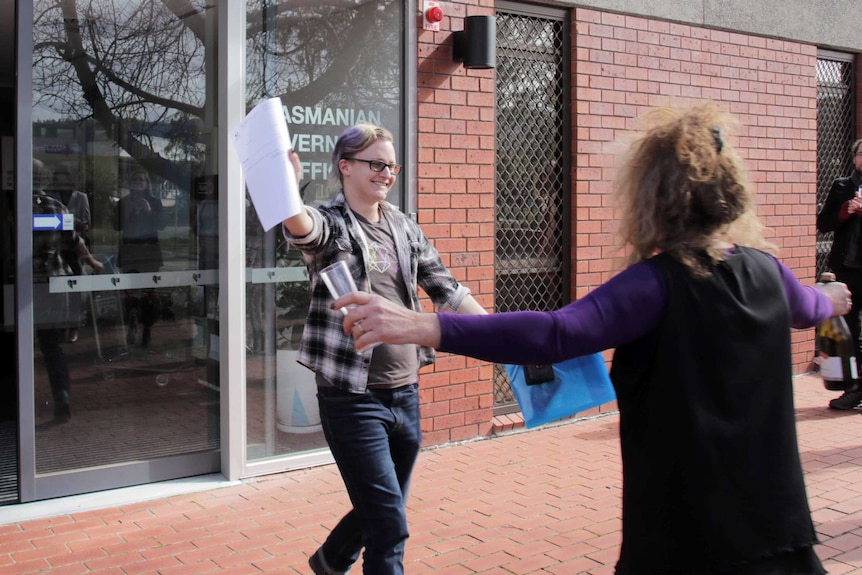 Roen Meijers embraces Martine Delaney