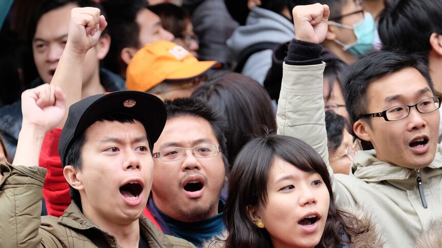 Students protest against Taiwan's trade pact with China