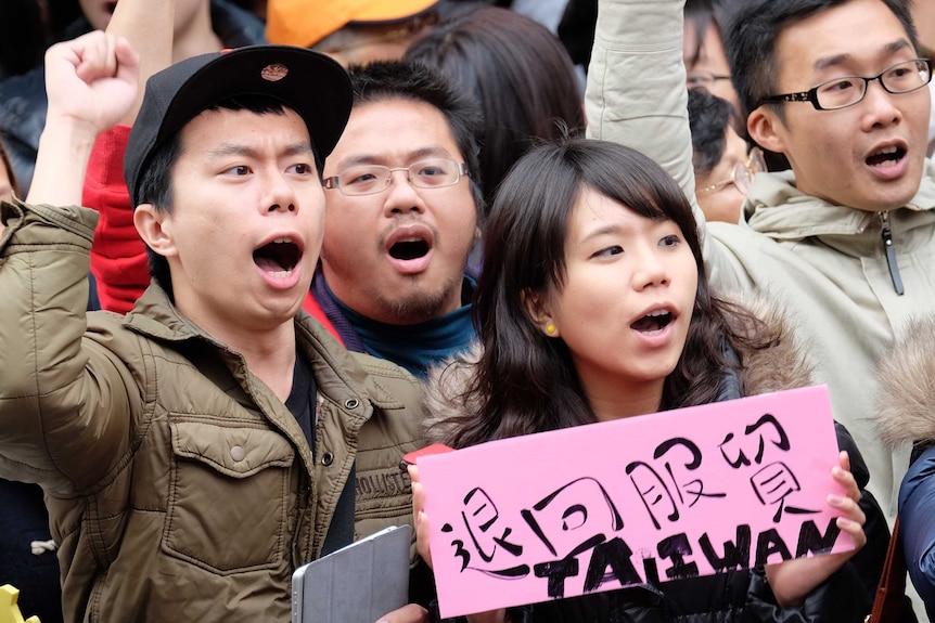 Students protest against Taiwan's trade pact with China