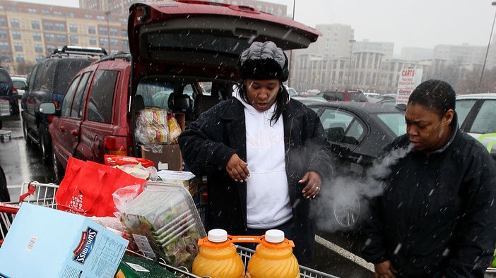 Washington DC residents load groceries into car ahead of winter storm.