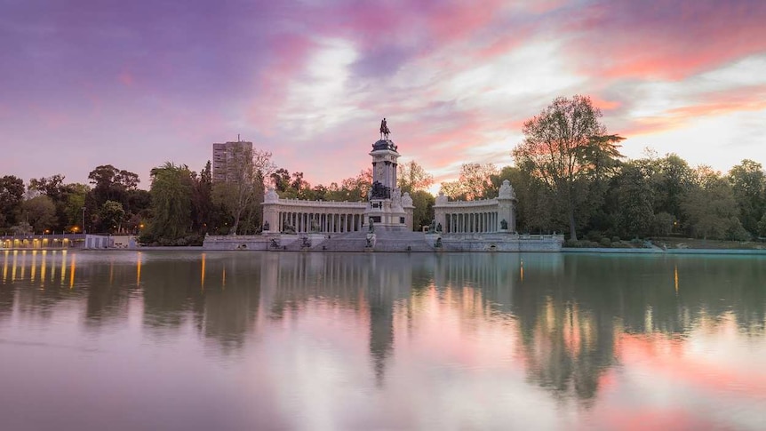 El Retiro Park in central Madrid is a green oasis amid the city's bustle and buildings. (Pixabay: Sergio Casillas)