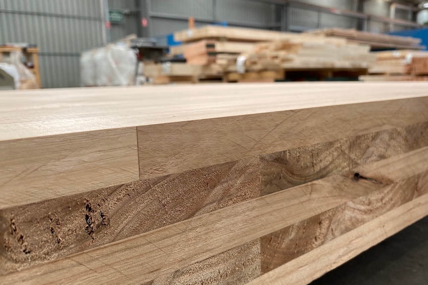 Un primer plano de las cinco capas de madera alterna que componen un producto de madera contralaminada.