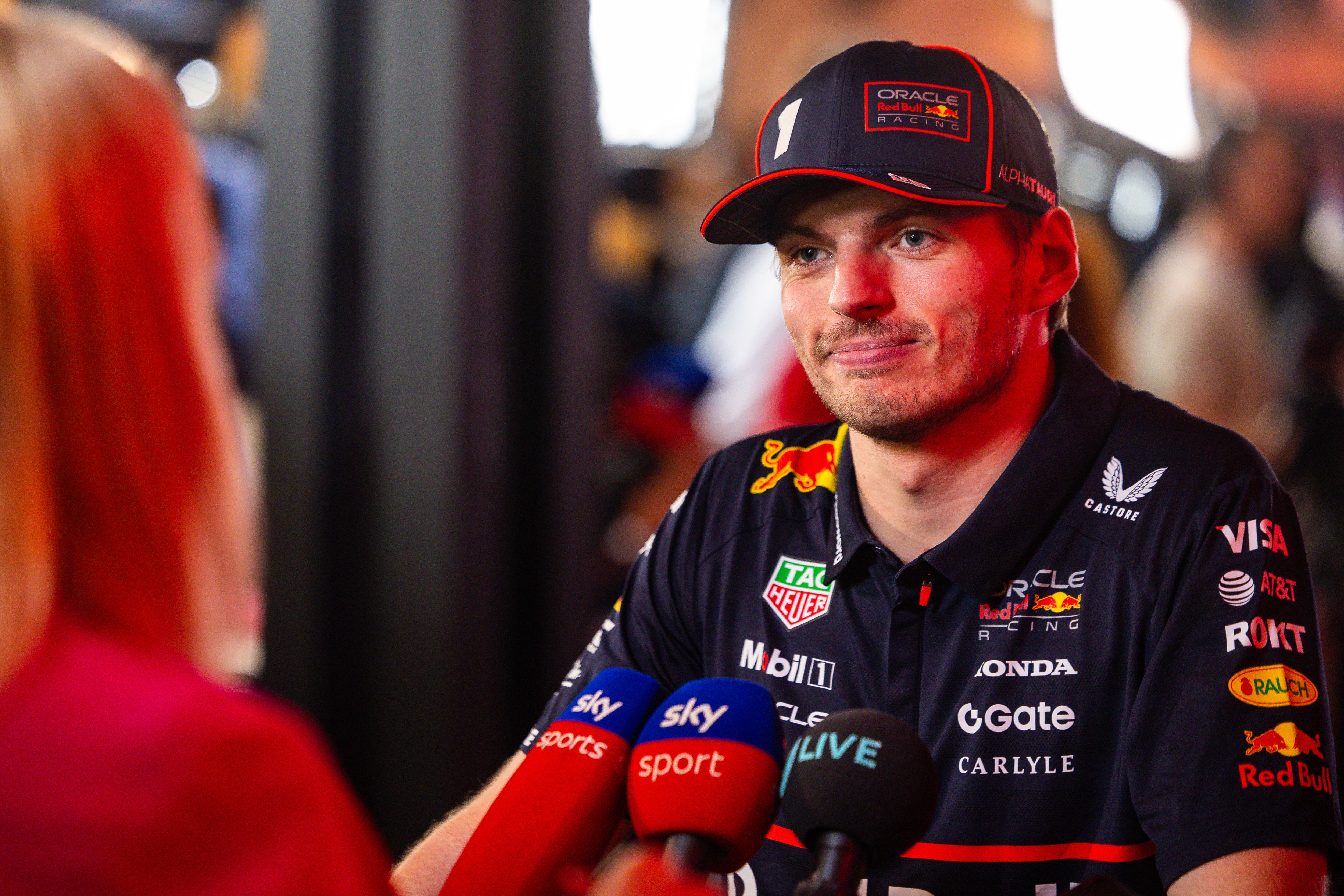 Max Verstappen sonríe mientras habla con los medios.