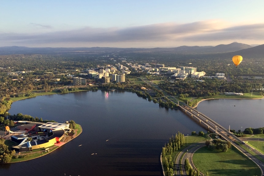 Jan Gehl said that Lake Burley Griffin felt too distant from the Canberra city centre..