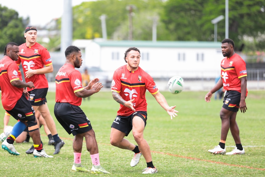 Kumuls players pass each other the ball, training.