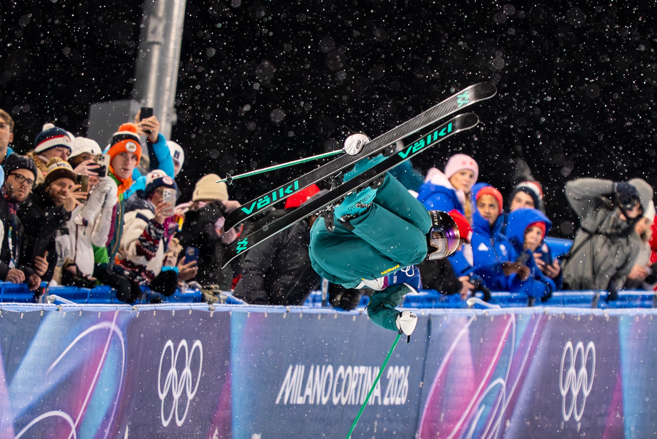 Indra Brown salta na frente dos espectadores