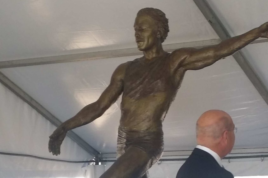 Malcolm Blight bronze statue at Adelaide Oval