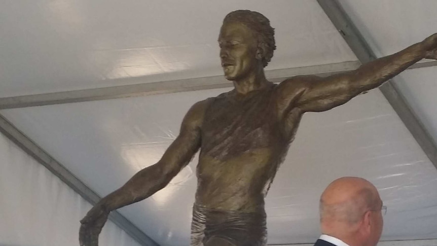 Malcolm Blight bronze statue at Adelaide Oval