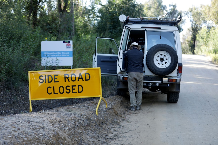 A sign that reads "side road closed"