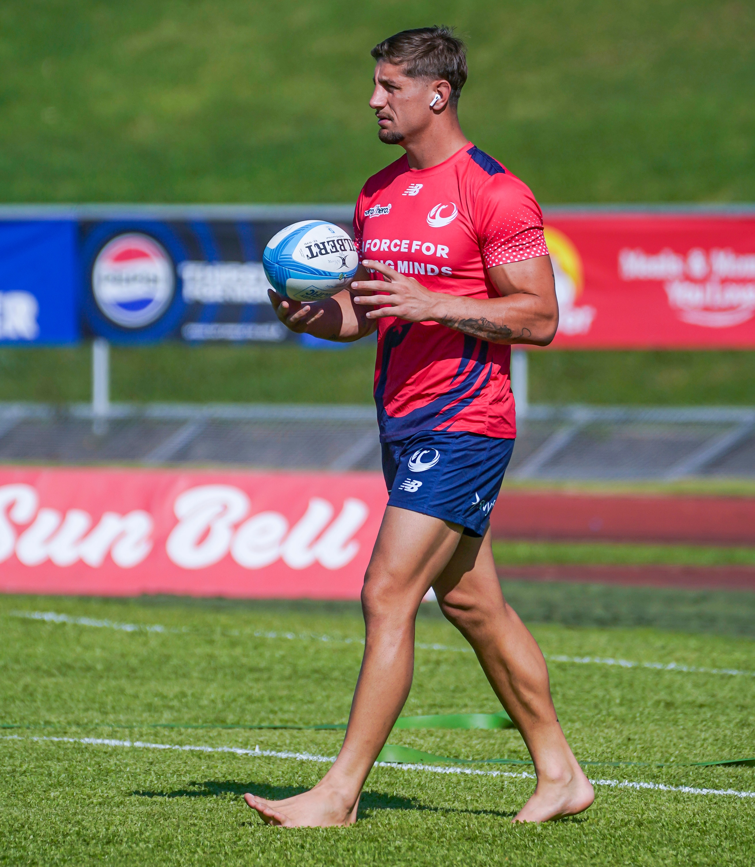 Zac Lomax se aquecendo para a Força Ocidental antes da partida contra o Fijian Drua.