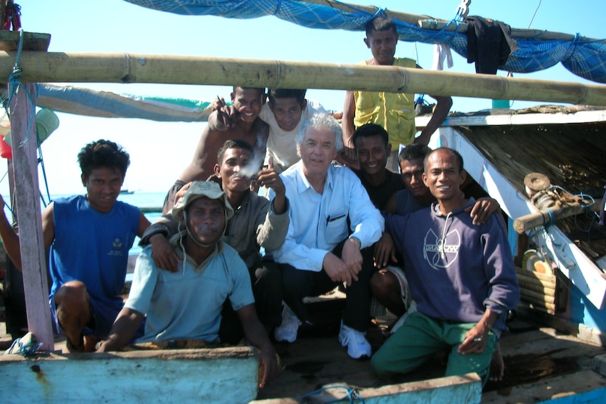 Експертът по костенурките професор Джеймс Фокс на лодка с индонезийски рибари.
