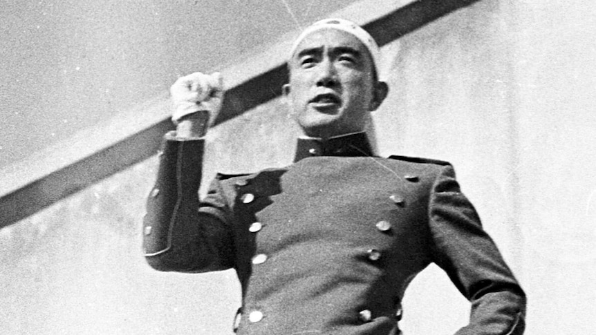 A uniformed Mishima Yukio standing and shaking his hand as he tries to rouse soldiers for a coup, which was widely rejected.