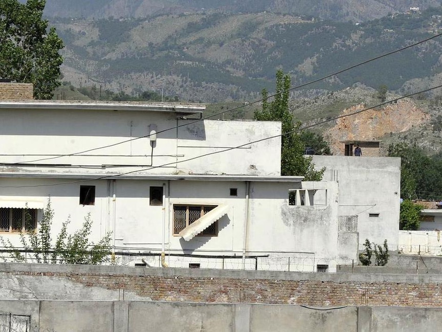 Wong kumpul ing njaba senyawa ing endi Osama bin laden dipateni