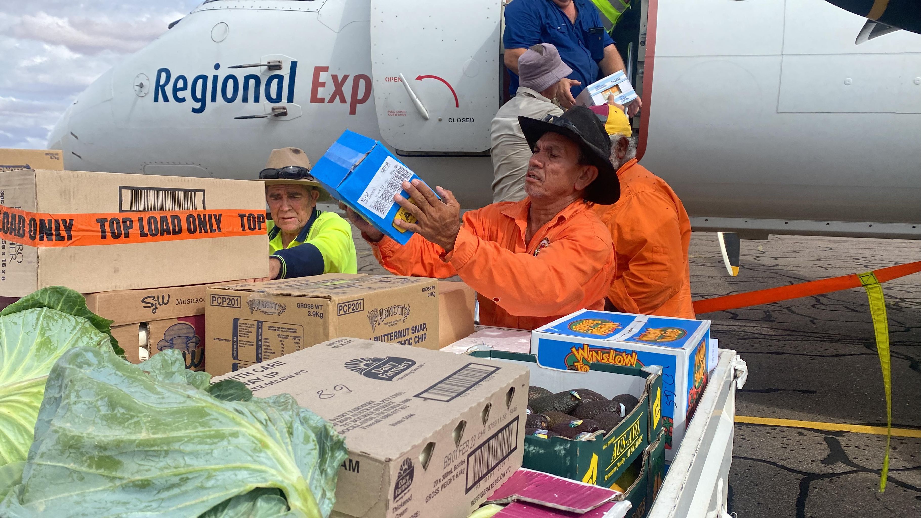 Outback residents' quick thinking turns domestic air route into freight flight for town cut off by floods