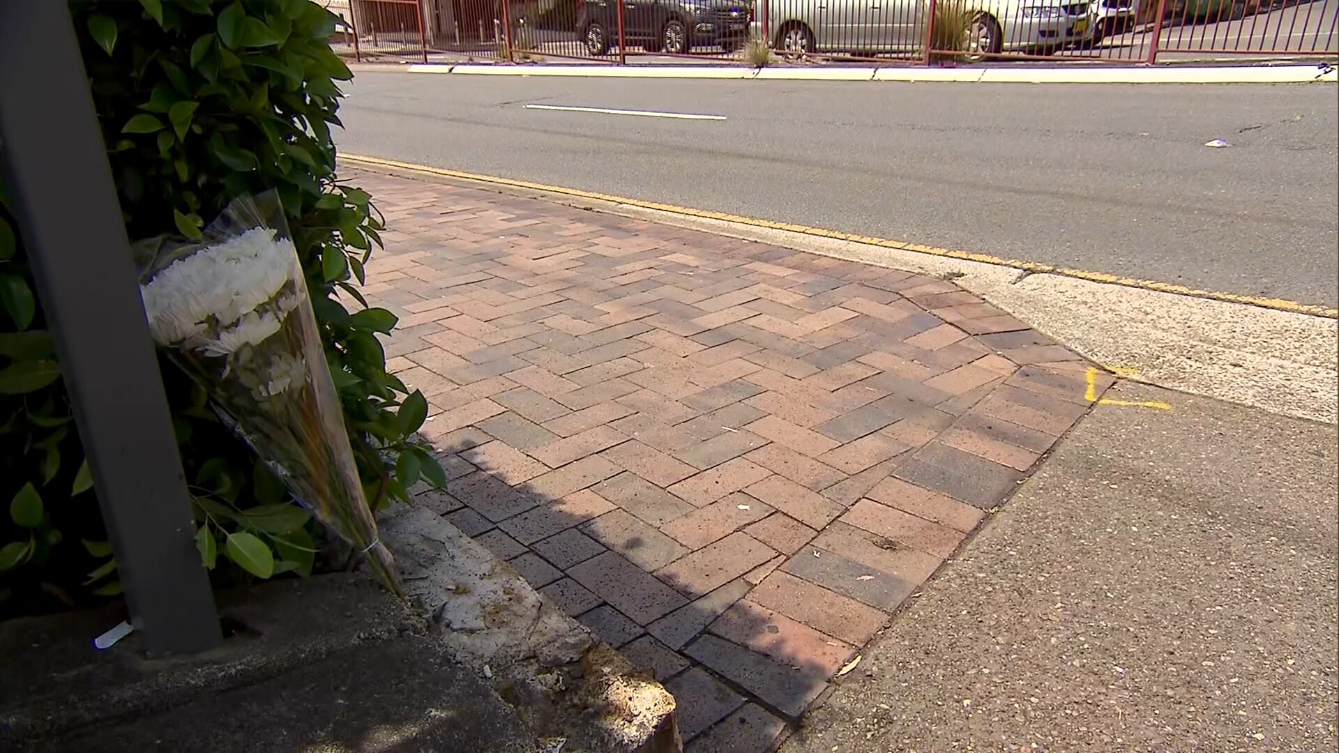 Flores no local do acidente em Hornsby que matou uma mulher grávida e seu filho ainda não nascido.