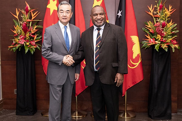 王毅还会见了巴新总理詹姆斯·马拉佩。