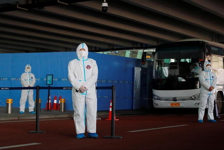 中国机场的防疫人员。