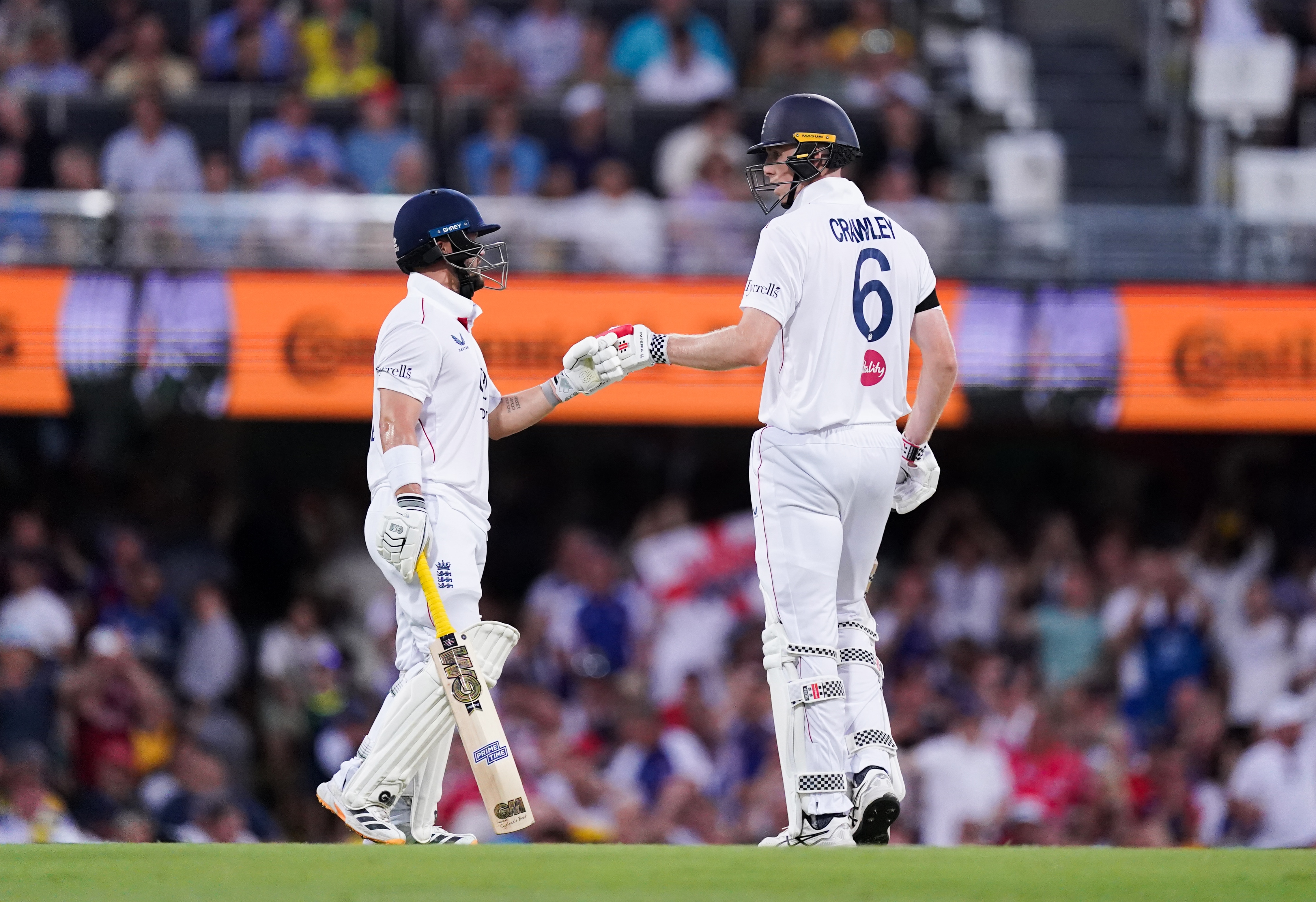 Los bateadores de Inglaterra Ben Duckett (izquierda) y Zak Crawley (derecha) tocan guantes durante una prueba.