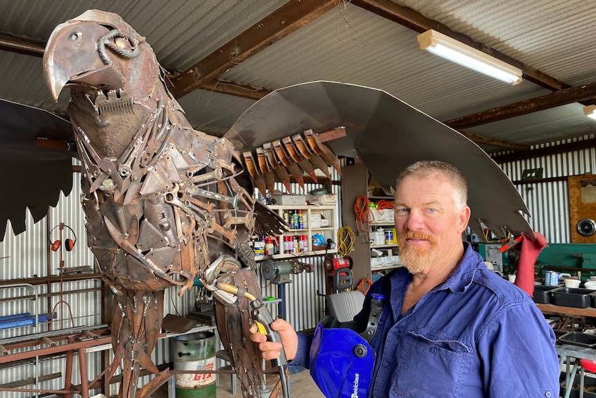 Beer Drinking Emu Legend Inspires Artist Farmer To Weld Large Metal Sculpture Abc News