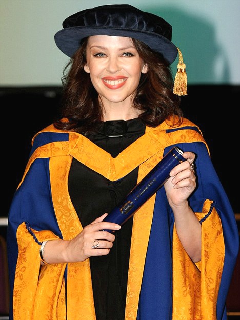Kylie Minogue receives honorary degree