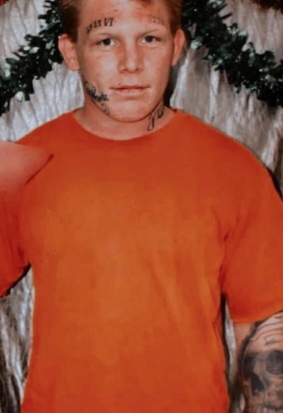 Ένας νεαρός άνδρας με τατουάζ προσώπου.