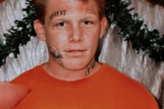 Ένας νεαρός άνδρας με τατουάζ προσώπου.