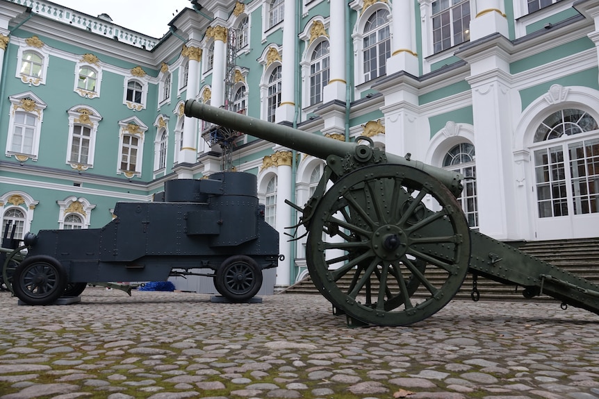 A historic armoured car and a cannon can be seen at the Winter Palace in St. Petersburg.