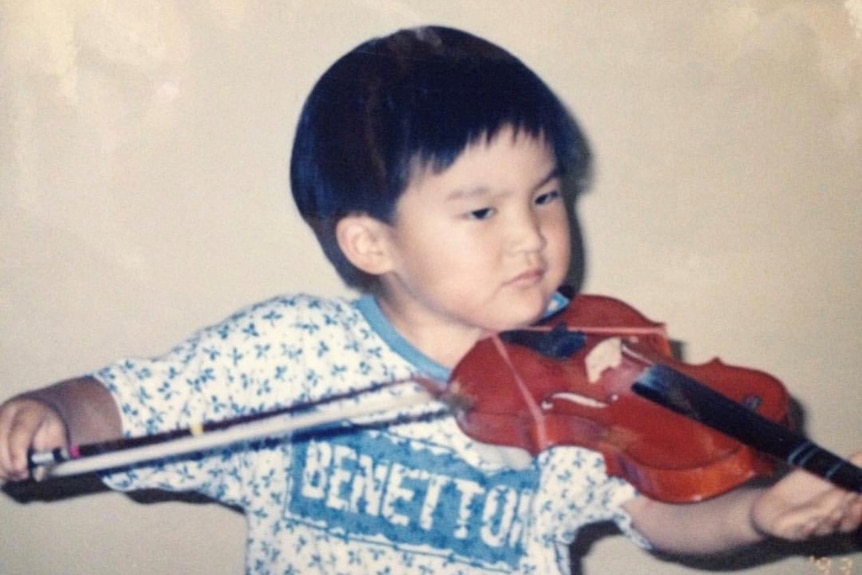 Ray Chen playing the violin as a child.