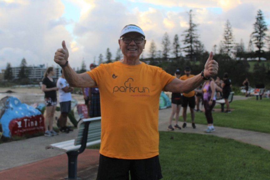 Abdon Ulloa gives two thumbs up while at parkrun.