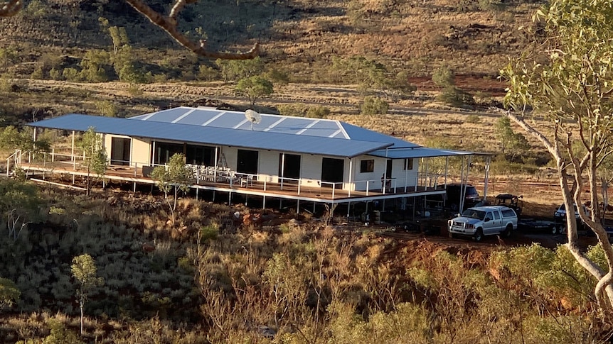 Un homme de Cloncurry construit une maison hors réseau dans l’arrière-pays du Queensland, mais prévient que “ce n’est pas pour tout le monde”