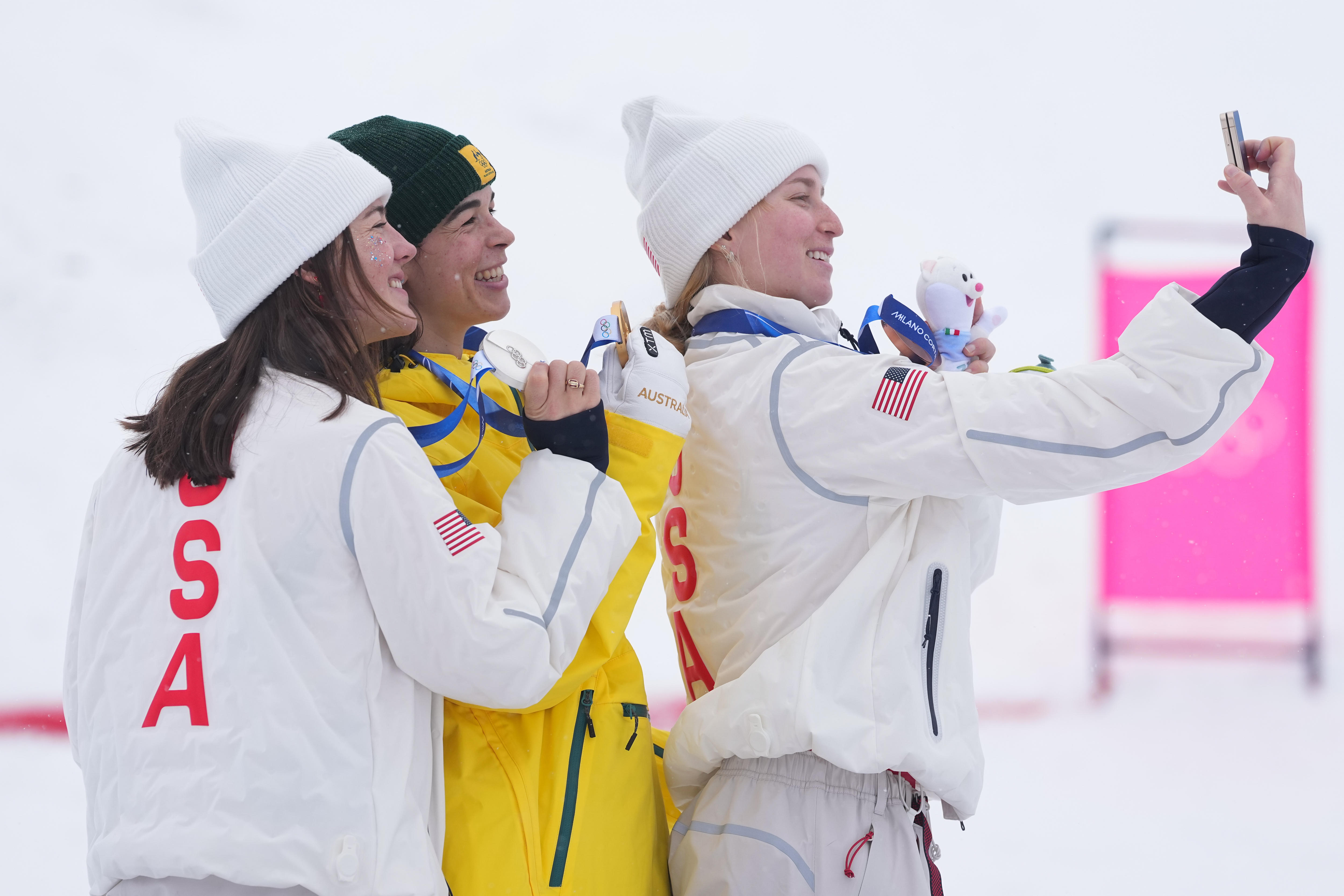 Jakara Anthony e seus colegas medalhistas tiram uma selfie no pódio médio.
